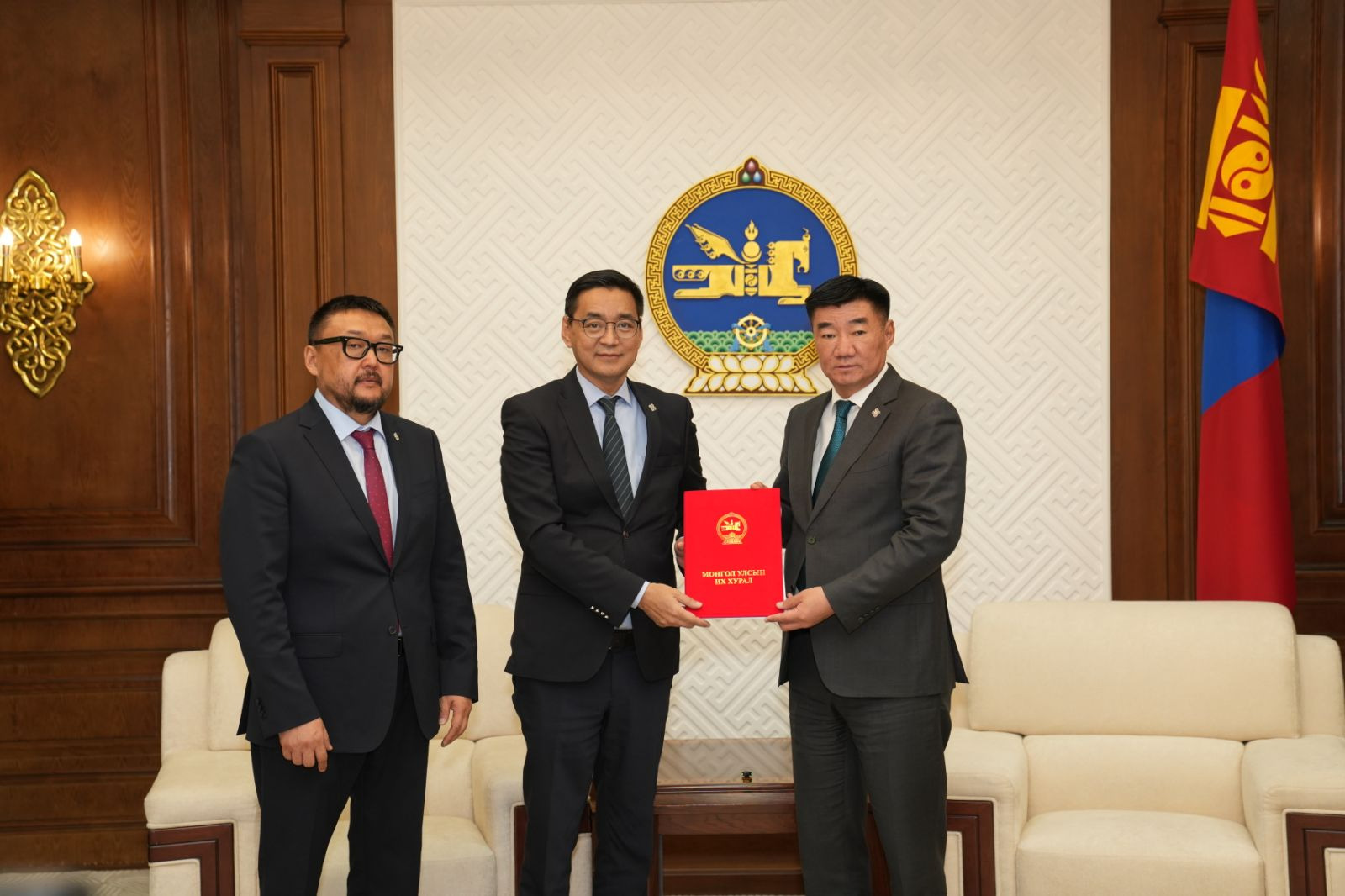 Монгол улсын их хурлын хяналт шалгалтын тухай хууль /ШИНЭЧИЛСЭН НАЙРУУЛГА/-д нэмэлт оруулах тухай хуулийн төслийг өргөн мэдүүллээ